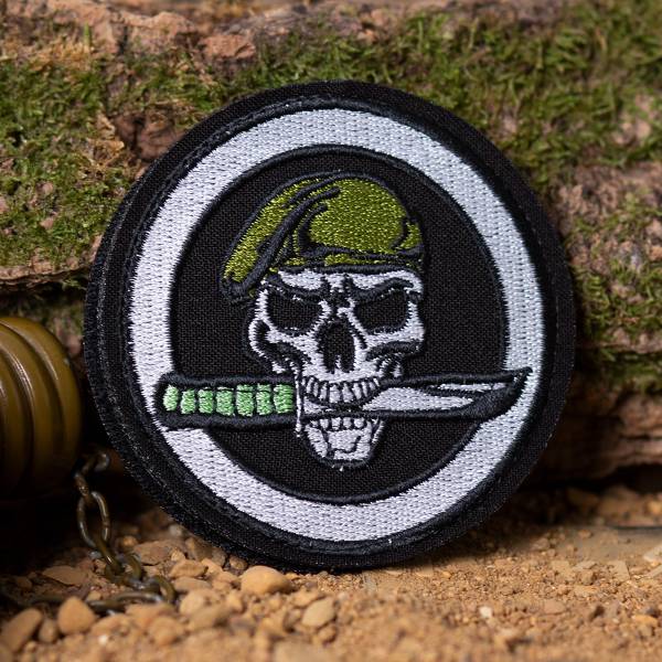 Нашивка ( шеврон патч patch ) тактическая Череп в берете с ножом в зубах вышитая на липучке D-8,5 черная (2509452) - HAKKI