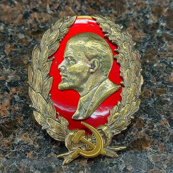 Знак нагрудный Ленин в венке закрутка (2305058) - HAKKI