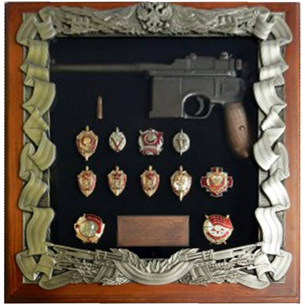 Ключница настенная Пистолет Маузер К96 со знаками ВЧК / КГБ/ ФСБ деревянная 440х400 (4311063) - HAKKI