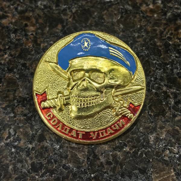 Знак нагрудный Солдат удачи ( череп в голубом берете ) круглый закрутка (2301588) - HAKKI