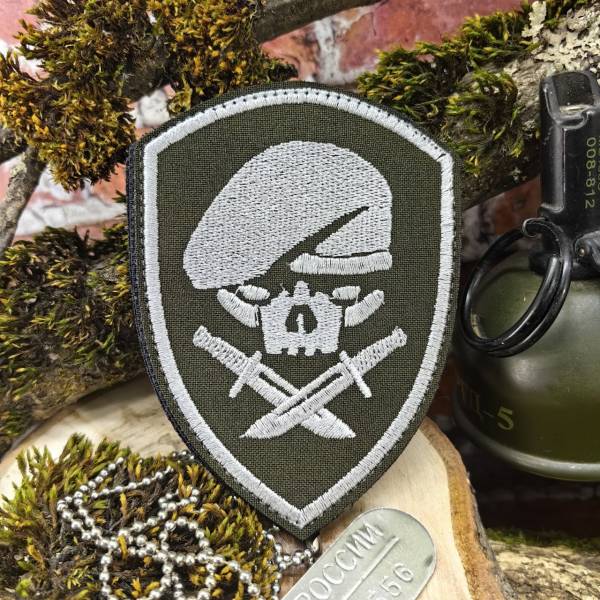 Нашивка ( шеврон патч patch ) тактическая Череп в берете с ножами вышитая на липучке 10х7,5 оливковая (2509341) - HAKKI