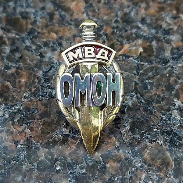 Знак фрачный МВД ОМОН ( меч ) 27 мм золотистый на пимсе (2302009) - HAKKI
