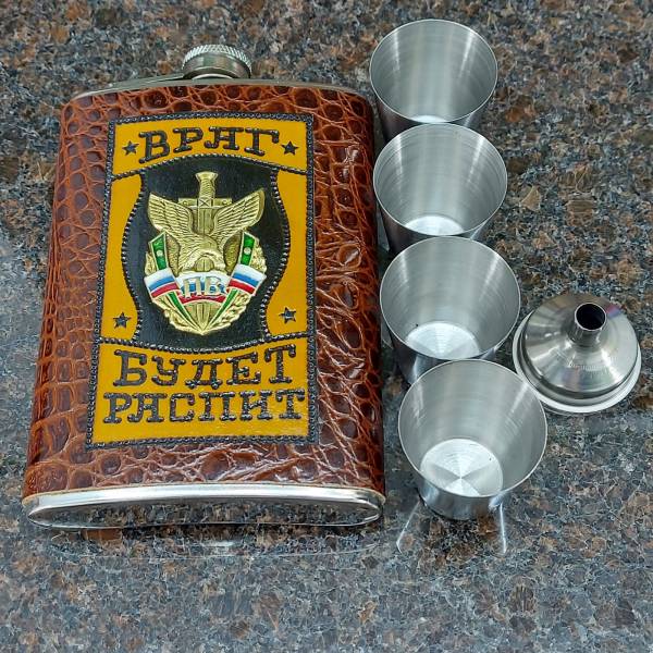 Набор подарочный с символикой ПОГРАНВОЙСКА / ВРАГ БУДЕТ РАСПИТ (фляга 250 мл/стопки30 мл/лейка) (4801303) - HAKKI