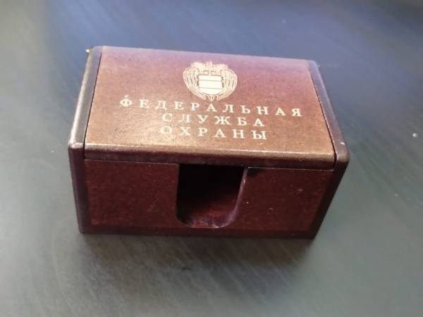 Визитница с символикой ФСО  ( Федеральная служба охраны ) РФ настольная с откидной крышкой деревянная (9100207) - HAKKI
