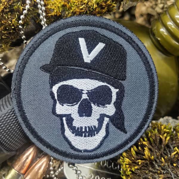 Нашивка ( шеврон патч patch ) тактическая ЧЕРЕП В КЕПКЕ V вышитая на липучке D-8 серая (2509868) - HAKKI
