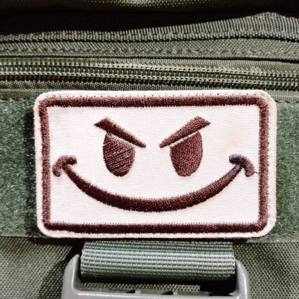 Нашивка (шеврон патч patch ) тактическая Смайлик вышитая на липучке 7,5х4,5 бежевый (2509810) - HAKKI