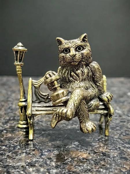 Статуэтка ( скульптура ) КОТ БЕГЕМОТ на скамейке с фонарем бронзовая (4415194) - HAKKI