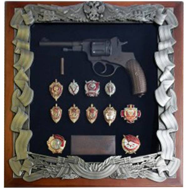 Ключница настенная Револьвер Наган со знаками ВЧК / КГБ / ФСБ деревянная 440х400 (4311065) - HAKKI