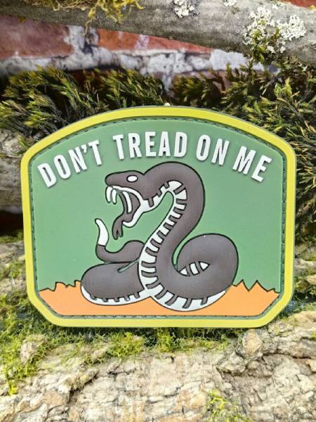 Нашивка ( шеврон патч patch ) тактическая DON'T TREAD ON ME 3D PVC  ( пластизоль ) на липучке 7,5х6 (2504399) - HAKKI
