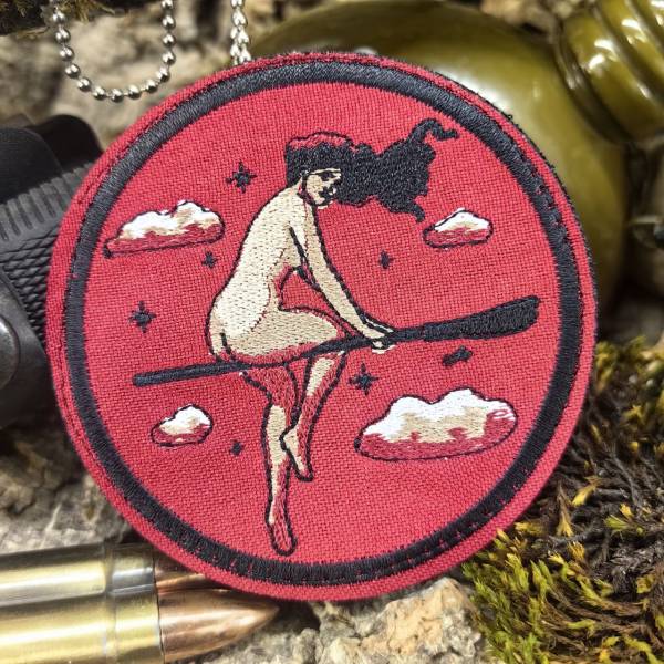 Нашивка ( шеврон патч patch ) тактическая ВЕДЬМА НА МЕТЛЕ вышитая на липуче D-8 красная (2509875) - HAKKI