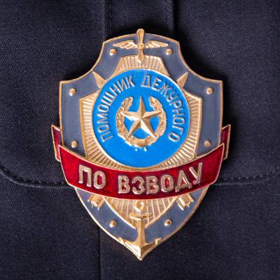 Знак ( жетон ) нагрудный Помощник дежурного по взводу (2304010) - HAKKI.RU
