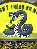Нашивка ( шеврон патч patch ) тактическая DON'T TREAD ON ME 3D PVC  ( пластизоль ) на липучке 7,5х6 желтая (2504398) - ВОЕНТОРГ ТЫЛОВИК