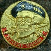 Знак нагрудный Солдат удачи ( череп в черном берете ) круглый закрутка (2301299) - ВОЕНТОРГ ТЫЛОВИК