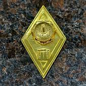 Знак нагрудный ( ромб ) об окончании Юридического ВУЗа закрутка бордовый (2301962) - ВОЕНТОРГ ТЫЛОВИК