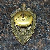 Знак нагрудный 60 лет ВЧК-КГБ 1917-1977 закрутка (2301323) - ВОЕНТОРГ ТЫЛОВИК