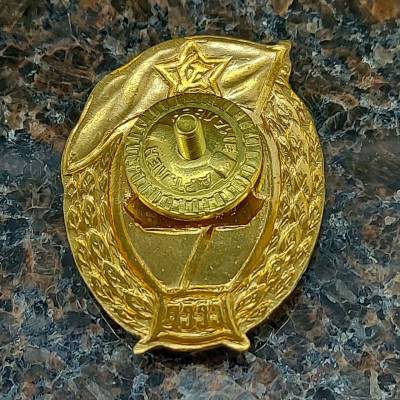 Знак нагрудный Военное училище танковое СССР закрутка (2301923) - HAKKI.RU