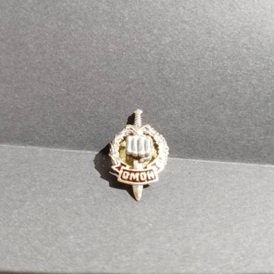 Знак фрачный ОМОН ( Кулак ) 22 мм золотистый (2302180) - HAKKI.RU