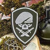 Нашивка ( шеврон патч patch ) тактическая Череп в берете с ножами вышитая на липучке 10х7,5 оливковая (2509341) - ВОЕНТОРГ ТЫЛОВИК