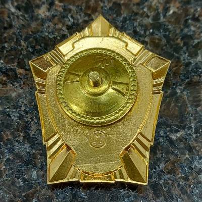 Знак нагрудный МВД РФ ОТЛИЧНИК ПОЛИЦИИ закрутка (2301991) - HAKKI.RU