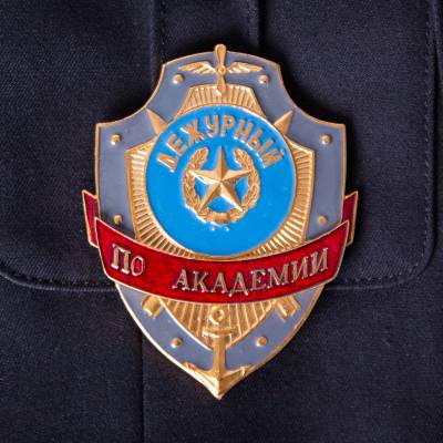 Знак ( жетон ) нагрудный Дежурный ПО АКАДЕМИИ (2304041) - HAKKI.RU