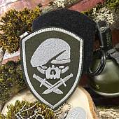 Нашивка ( шеврон патч patch ) тактическая Череп в берете с ножами вышитая на липучке 10х7,5 оливковая (2509341) - ВОЕНТОРГ ТЫЛОВИК