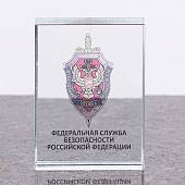 Кристалл с символикой ФСБ ( Федеральная служба безопасности ) РФ настольный сувенир 60х80 (4904502) - ВОЕНТОРГ ТЫЛОВИК