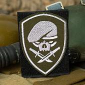 Нашивка ( шеврон патч patch ) тактическая Череп в берете с ножами вышитая на липучке 10х7,5 оливковая (2509341) - ВОЕНТОРГ ТЫЛОВИК
