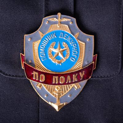 Знак ( жетон ) нагрудный Помощник дежурного по полку (2304027) - HAKKI.RU