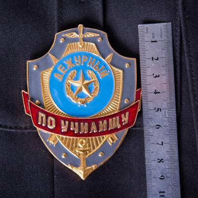 Знак ( жетон ) нагрудный Дежурный ПО УЧИЛИЩУ (2304040) - HAKKI.RU