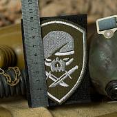 Нашивка ( шеврон патч patch ) тактическая Череп в берете с ножами вышитая на липучке 10х7,5 оливковая (2509341) - ВОЕНТОРГ ТЫЛОВИК