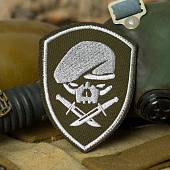 Нашивка ( шеврон патч patch ) тактическая Череп в берете с ножами вышитая на липучке 10х7,5 оливковая (2509341) - ВОЕНТОРГ ТЫЛОВИК