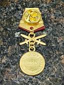 Знак фрачный МЕДАЛИ ОРДЕНА ЗА ЗАСЛУГИ ПЕРЕД ОТЕЧЕСТВОМ 1 СТЕПЕНИ с мечами на пимсе (2302206) - ВОЕНТОРГ ТЫЛОВИК