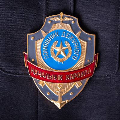 Знак ( жетон ) нагрудный Помощник дежурного - начальник караула (2304014) - HAKKI.RU