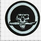 Нашивка ( шеврон патч patch ) тактическая Череп в берете с ножом в зубах вышитая на липучке D-8,5 черная (2509488) - ВОЕНТОРГ ТЫЛОВИК