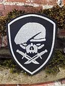 Нашивка ( шеврон патч patch ) тактическая Череп в берете с ножами вышитая на липучке 7,5х10 черно-белая (2509318) - ВОЕНТОРГ ТЫЛОВИК