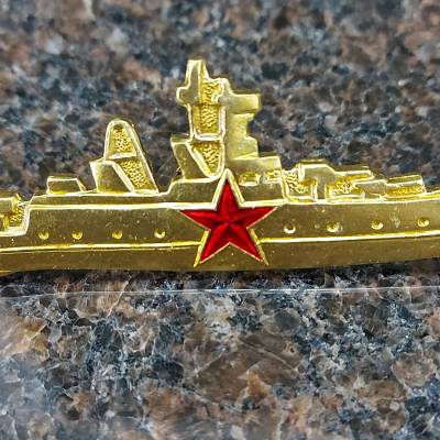 Знак нагрудный Командир корабля золотистый закрутка (2301170) - HAKKI.RU