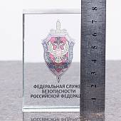 Кристалл с символикой ФСБ ( Федеральная служба безопасности ) РФ настольный сувенир 60х80 (4904502) - ВОЕНТОРГ ТЫЛОВИК