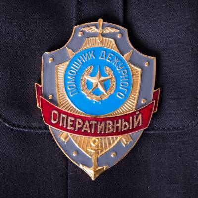 Знак ( жетон ) нагрудный Помощник дежурного ОПЕРАТИВНЫЙ (2304015) - HAKKI.RU