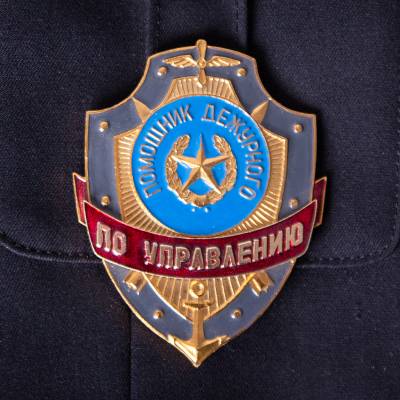 Знак ( жетон ) нагрудный Помощник дежурного по Управлению (2304025) - HAKKI.RU